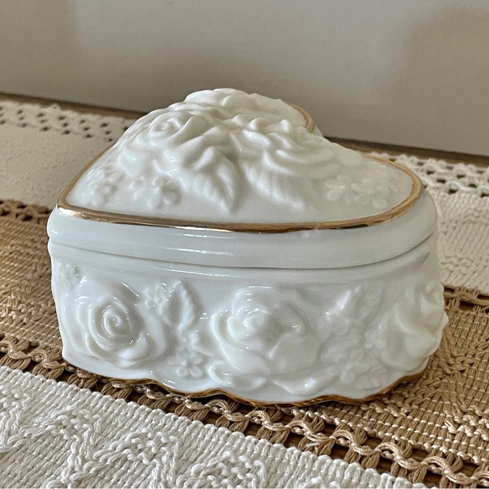 White Heart-Shaped Ceramic Jewelry Music Box with Gold Trim - Picture 8 of 11